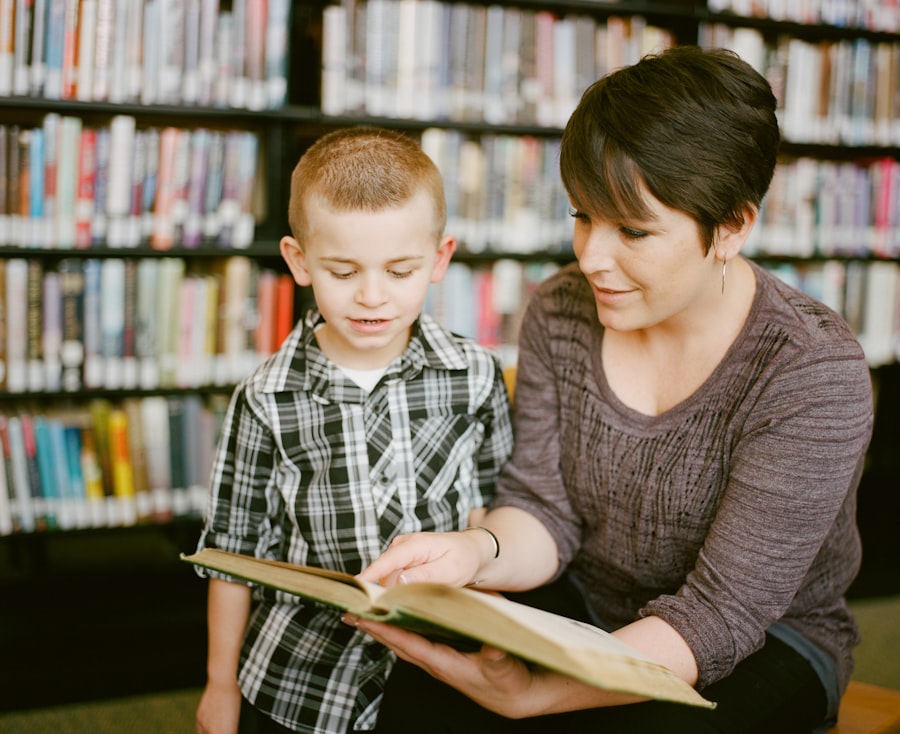 Educadora leyendo con un menor en la biblioteca de un centro de acogida