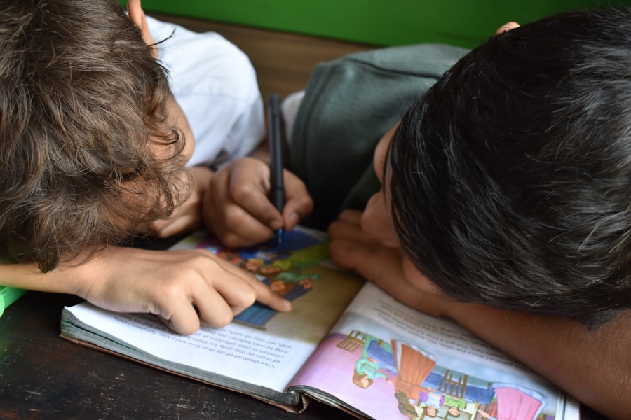Dos menores trabajando juntos en una tarea escolar en el centro de acogida