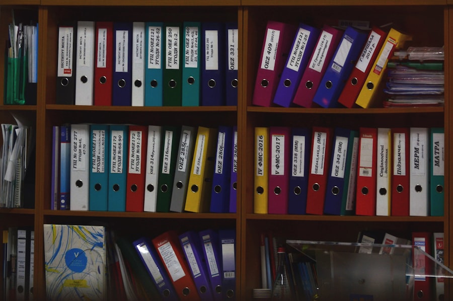 Archivo ordenado de expedientes en estanterías de un centro residencial de menores con gestión documental eficiente