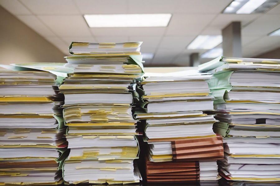 Expedientes y documentación acumulada en un centro residencial de menores