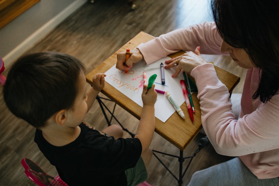 Educadora acompañando a un menor en actividad de aprendizaje individualizado