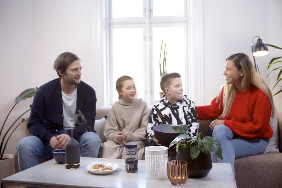 Familia en reunión de seguimiento con trabajador social del centro de menores